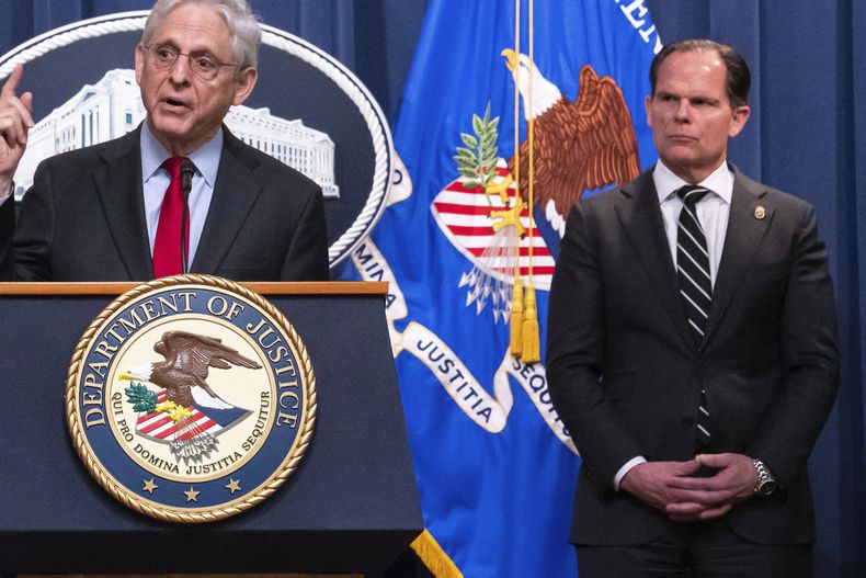 El administrador principal de la DEA Louis Milione (d) detrás del secretario de Justicia Merrick Garland en Washington el 2 de mayo de 2023.. (Foto AP /Nathan Howard)