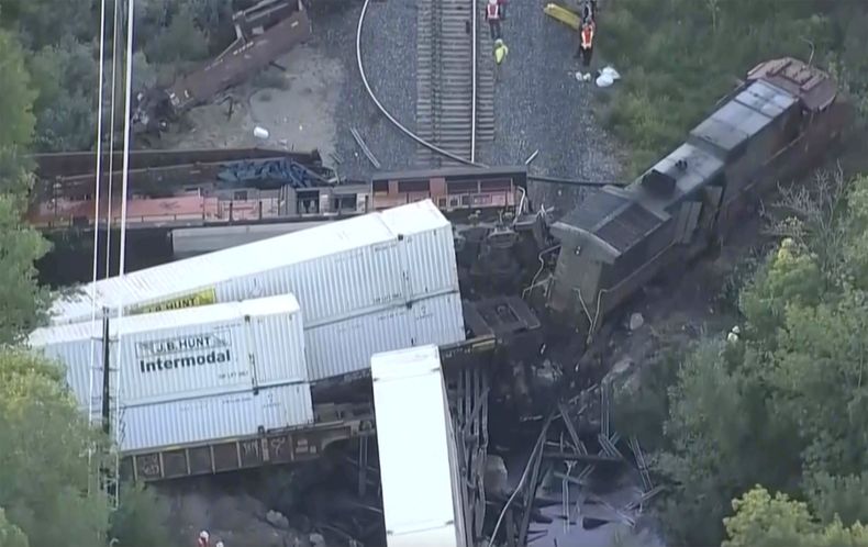 Investigadores trabajan en el sitio de un choque de trenes el viernes 23 de agosto de 2024, en Boulder, Colorado. (Denver7 vía AP)