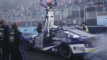 Shane Van Gisbergen celebra después de ganar la carrera de la Copa NASCAR en el Grant Park 220, el domingo 2 de julio de 2023, en Chicago. (AP Foto/Morry Gash)