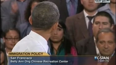 americateve | Un joven que presenciaba el discurso del presidente estadounidense sobre inmigración decidió hacer oir su voz; "Usted tiene el poder para hacerlo", le reclamó