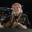 El músico Willie Nelson actúa antes del evento de la vicepresidenta y candidata demócrata a la presidencia, Kamala Harris, en un mitin en Houston, el viernes 25 de octubre de 2024. (Foto AP/Susan Walsh)