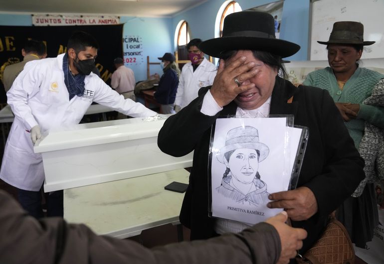 Sobrevivió 4 veces, hoy entierra víctimas de masacre en Perú