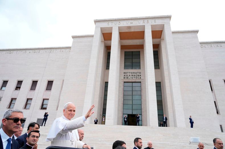 El papa León XIV visita la Città Universitaria en la Universidad Sapienza de Roma, el 14 de mayo del 2026. (AP foto/Gregorio Borgia)