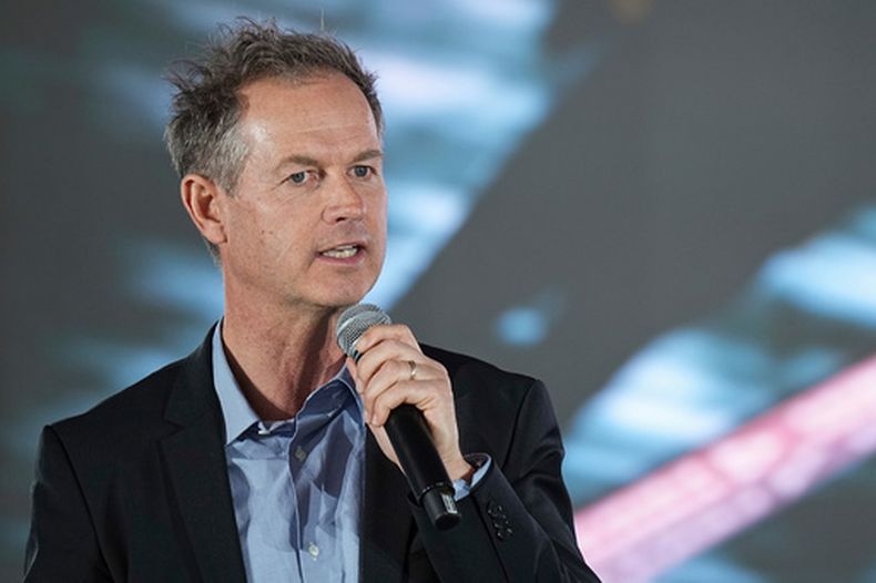 ARCHIVO - El director de los Juegos Olímpicos de Invierno de 2030, Edgar Grospiron, pronuncia un discurso durante una conferencia de prensa para lanzar el comité organizador de los Juegos Olímpicos y Paralímpicos de Invierno de 2030, en Decines, a las afueras de Lyon, Francia, el martes 18 de febrero de 2025. (Foto AP/Laurent Cipriani, Archivo)