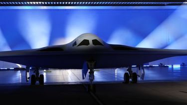 El bombardero nuclear B-21 Raider es presentado ante la prensa en Northrop Grumman, el 2 de diciembre de 2022, en Palmdale, California. (Foto AP/Marcio José Sánchez, Archivo)