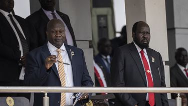 ARCHIVO - El presidente de Sudán del Sur, Salva Kiir, a la derecha, y el vicepresidente, Riek Machar, a la izquierda, asisten a una misa oficiada por el papa Francisco en el Mausoleo de John Garang Mausoleum en Yuba, Sudán del Sur, el domingo 5 de febrero de 2023. (AP Foto/Ben Curtis, Archivo)
