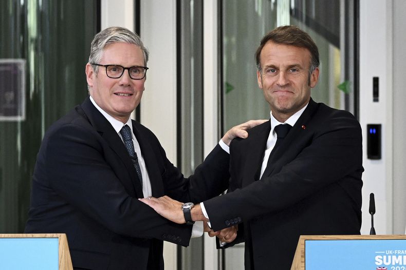 El primer ministro británico Keir Starmer, izquierda, y el presidente francés Emmanuel Macron sostienen una conferencia de prensa conjunta en Londres, el jueves 10 de julio de 2025. (Leon Neal/Pool Foto vía AP)