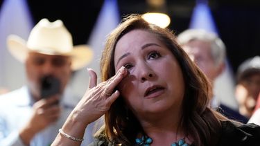Adelita Grijalva, candidata demócrata por Arizona, se enjuga una lágrima mientras sus hijos hablan sobre ella en el escenario tras ser declarada ganadora frente al republicano Daniel Butierez para ocupar el escaño del Distrito Legislativo 7 --que solía ocupar el difunto representante federal Raúl Grijalva-- en una elección especial el martes 23 de septiembre de 2025, en Tucson, Arizona. (AP Foto/Ross D. Franklin)