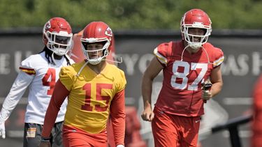 Patrick Mahomes (15), quarterback de los Chiefs de Kansas City, y el tight end Travis Kelce (87) calientan durante una actividad voluntaria organizada por el equipo, el miércoles 24 de mayo de 2023, en Kansas City, Missouri. (AP Foto/Charlie Riedel)