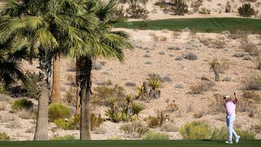Sergio Garcia dispara desde el fairway en el hoyo 13 de la segunda ronda de la CJ Cup en Las Vegas el viernes 15 de octubre del 2026. (Erik Verduzco/Las Vegas Review-Journal via AP)