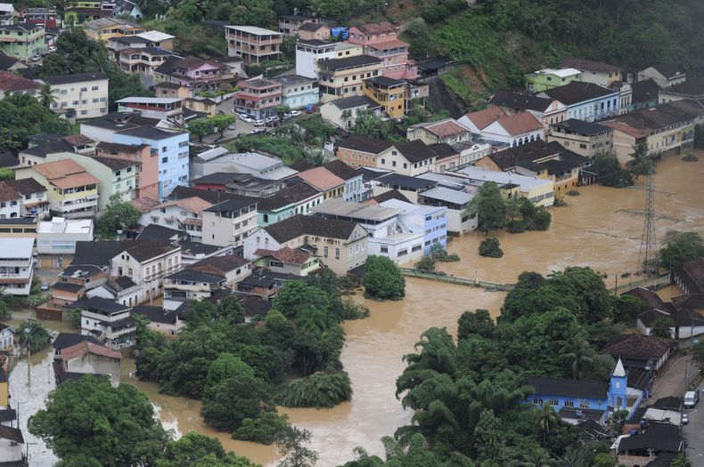 Vista a&eacute;rea de la municipalidad de Santa Leopoldina, inundada luego de lluvias torrenciales, en el estado de Espirito Santo, en Brasil, el mi&eacute;rcoles 25 de diciembre de 2013.  La cifra de muertos por las inundaciones y deslaves a causa de las