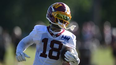 Stefon Diggs, wide receiver de los Commanders de Washington, corre con el balón en la práctica del equipo en el campamento de entrenamiento, el viernes 7 de agosto de 2026, en Ashburn, Virginia. (AP Foto/Nick Wass)