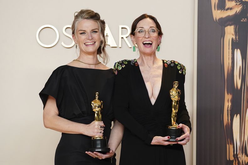 Molly OBrien y Lisa Remington, ganadoras del Oscar por mejor cortometraje documental por The Only Girl in the Orchestra, posan en la sala de prensa de los premios el domingo 2 de marzo de 2025 en el Teatro Dolby de Los Ángeles. (Foto, Jordan Strauss/Invision/AP)