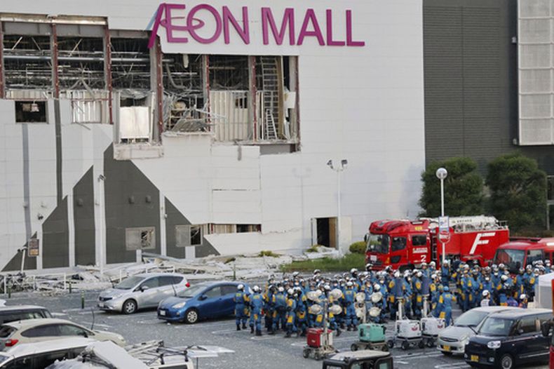 Policías reunidos en el estacionamiento antes de iniciar las operaciones en el Aeon Mall Kumamoto, en Kashima, prefectura de Kumamoto, el viernes 31 de julio de 2026. (Kyodo News vía AP)