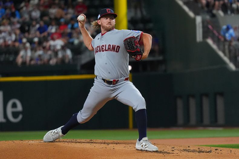 El lanzador abridor de los Guardianes de Cleveland, Tanner Bibee, realiza un lanzamiento durante la primera entrada de un partido de béisbol contra los Rangers de Texas, el sábado 6 de junio de 2026, en Arlington, Texas. (Foto AP/LM Otero)