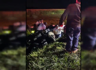 impresionantes imagenes del rescate de una familia que cayo en su auto en un canal del sw de miami