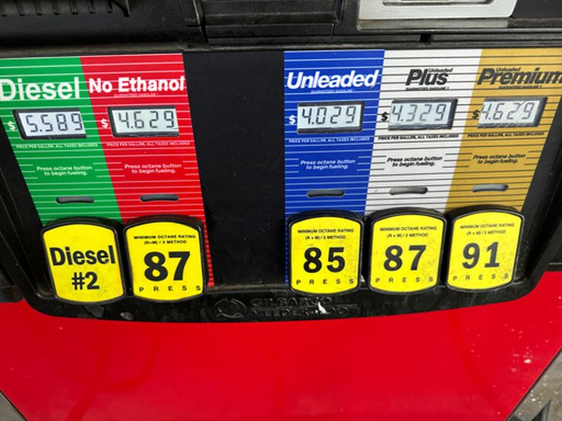 Los precios de una gasolinera en Greenwood Village, Colorado, el 15 de septiembre del 2026. (AP foto/David Zalubowski)