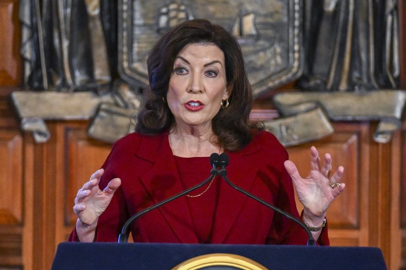 ARCHIVO - La gobernadora de Nuev York, Kathy Hochul, presenta su presupuesto en el Capitolio estatal, Albany, 1 de febrero de 2023. Hochul sancionó una ley el viernes 23 de junio de 2023 que protege a los médicos que recetan píldoras abortivas a mujeres en otros estados. (AP Foto/Hans Pennink, FIle)