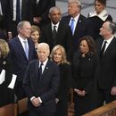 En primer plano, el presidente Joe Biden y la primera dama Jill Biden observan mientras inicia el funeral del expresidente Jimmy Carter, el jueves 9 de enero de 2025, en la catedral nacional de Washington. Detrás de Jill Biden se encuentran la vicepresidenta Kamala Harris y su esposo Doug Emhoff. En la siguiente fila están el expresidente Bill Clinton y su esposa Hillary Clinton; el expresidente George W. Bush y su esposa Barbara Bush; el expresidente Barack Obama, el presidente electo Donald Trump y su esposa Melania Trump. Arriba a la izquierda se encuentran el exvicepresidente Al Gore y, detrás de él, el exvicepresidente Mike Pence. (AP Foto/Jacquelyn Martin)
