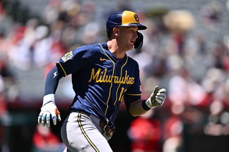 Cooper Pratt, de los Cerveceros de Milwaukee, corre tras conectar un sencillo durante la quinta entrada de un partido de béisbol contra los Angelinos de Los Ángeles, el domingo 2 de agosto de 2026, en Anaheim, California. (Foto AP/William Liang)