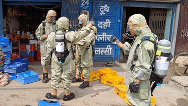 Personal de la Fuerza Nacional india de Respuesta a Desastres evacua a gente tras una fuga de gas en Giaspura, Ludhiana, en el estado de Punjab, India, el domingo 30 de abril de 2023. (Fuerza Nacional de Respuestas a Desastres via AP)