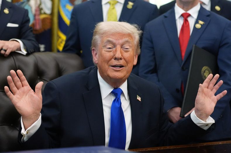 El presidente Donald Trump habla con los periodistas en el Despacho Oval de la Casa Blanca, el jueves 30 de abril de 2026, en Washington. (Foto AP/Alex Brandon)