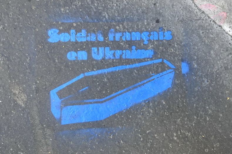 Un grafiti con un ataúd y un letrero que dice, Un soldado francés en Ucrania, en París, el viernes 7 de junio de 2024. (AP Foto/Oleg Cetinic)