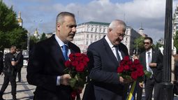 El ministro de Asuntos Exteriores de Turquía, Hakan Fidan, y su contraparte ucraniana, Andrii Sybiha, dejan unos ramos de flores en el muro conmemorativo de los soldados caídos en Kiev, Ucrania, el viernes 30 de mayo de 2025. (AP Foto/Efrem Lukatsky)