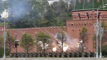 americateve | Ca&ntilde;ones rusos ddisparan salvas de honor en el Kremlin de Mosc&uacute; el viernes 9 de mayo de 2014 en el marco del desfile del D&iacute;a de la Victoria, en que se conmemora el triunfo ej&eacute;rcito sovi&eacute;tico sobre el alem&aacute;n en Segu