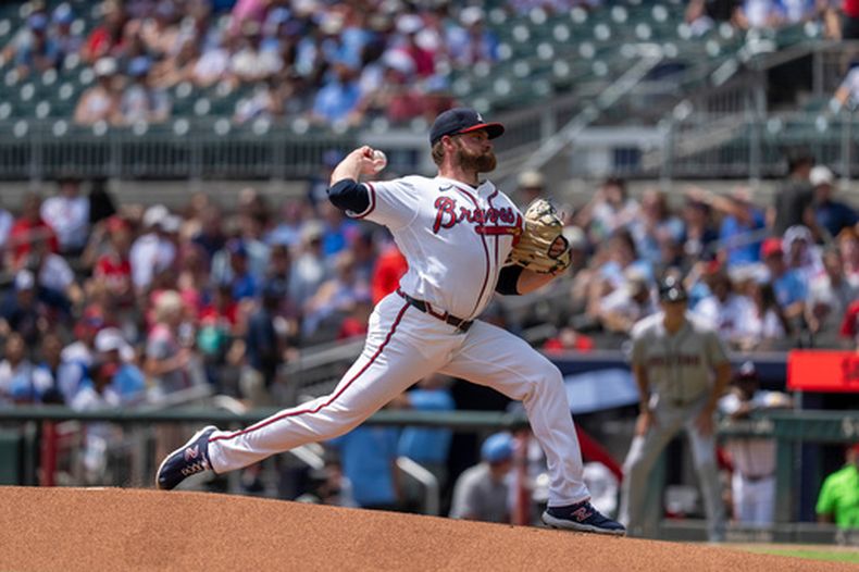 El lanzador de los Bravos de Atlanta, Bryce Elder (55), realiza el primer lanzamiento del partido durante la primera entrada de un encuentro de béisbol contra los Diamondbacks de Arizona, el domingo 16 de agosto de 2026, en Atlanta. (Foto AP/Erik Rank)