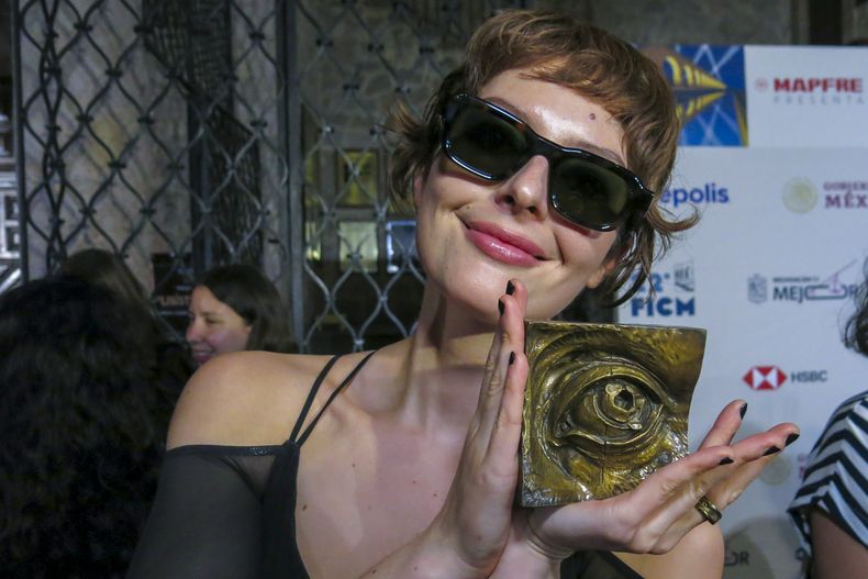 Diana Laura Di de la película Violentas Mariposas posa con el premio a la mejor actriz en la ceremonia de la 22a edición del Festival de Cine de Morelia, el viernes 25 de octubre de 2024, en Morelia, México. (Foto AP/Berenice Bautista)