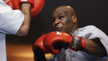 un hombre apunta a mike tyson con un arma y el exboxeador ni se inmuta (video)