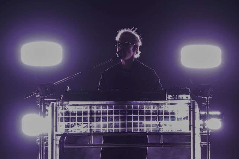 Tyrone Lindqvist de la banda australiana Rufus Du Sol durante su presentación en la 25ª edición del festival de música Vive Latino en la Ciudad de México, el domingo 16 de marzo de 2025. (Foto AP/Aurea Del Rosario)