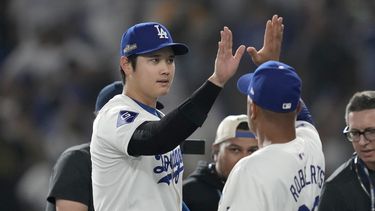 Shohei Ohtani, de los Dodgers de Los Ángeles, a la izquierda, celebra con el mánager Dave Roberts después de que los Dodgers derrotaron a los Padres de San Diego en el Juego 1 de la Serie Divisional de la Liga Nacional, el sábado 5 de octubre de 2024, en Los Ángeles. (AP Foto/Ashley Landis)