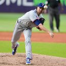 El lanzador de los Rangers de Texas, Jacob deGrom, lanza durante la segunda entrada de un partido de béisbol contra los Guardianes de Cleveland, en Cleveland, el martes 30 de junio de 2026. (Foto AP/Sue Ogrocki)