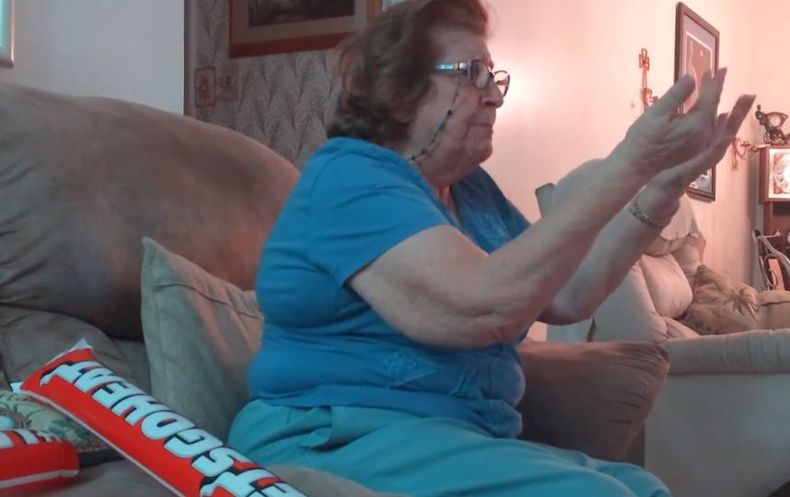 La abuela aplaude a las mejores jugadas de su quinteta, se molesta con los árbitros, dirige a sus jugadores como una auténtica coach y, en ocasiones, arremete contra LeBron James y compañía.