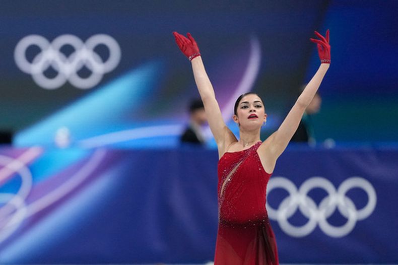 ARCHIVO - Foto del 19 de febrero del 2026, Adeliia Petrosian que participa como atleta neutral, compite en el programa libre de patinaje en los Juegos Olímpicos de Invierno. (AP Foto/Natacha Pisarenko, Archivo)
