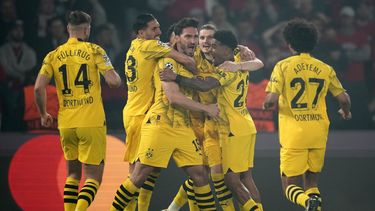 Mats Hummels (centro) celebra con sus compañeros de Borussia Dortmund tras marcar el gol para la victoria 1-0 ante el Paris Saint-Germain en las semifinales de la Liga de Campeones, el martes 7 de mayo de 2024. (AP Foto/Christophe Ena)