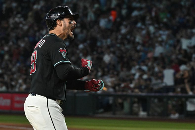 Nolan Arenado, de los Diamondbacks de Arizona, celebra después de batear un grand slam en la quinta entrada del juego de béisbol de Grandes Ligas en contra de los Yankees de Nueva York, el domingo 20 de septiembre de 2026, en Phoenix. (AP Foto/Caitlin OHara)