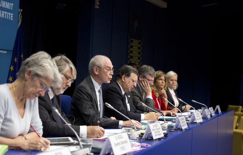 El presidente del Consejo Europeo, Herman Van Rompuy, tercero de la izquierda, durante una conferencia de prensa tras una cumbre en Bruselas el 23 de octubre del 2014. La Uni&oacute;n Europea contribuy&oacute; otros 24,4 millones de euros (31 millones de