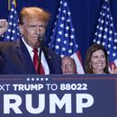 El precandidato presidencial republicano y expresidente Donald Trump alza un puño durante un evento en la noche de las primarias en la feria estatal de Carolina del Sur, el sábado 24 de febrero de 2024, en Columbia, Carolina del Sur. (AP Foto/Andrew Harnik)