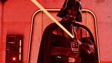 ARCHIVO - Un personaje disfrazado de Darth Vader posa en la experiencia interactiva de la Marcha Imperial de Star Wars de Hasbro y Amazon en el Empire State Building, el jueves 21 de marzo de 2024, en Nueva York. (Foto de Evan Agostini/Invision/AP, archivo)