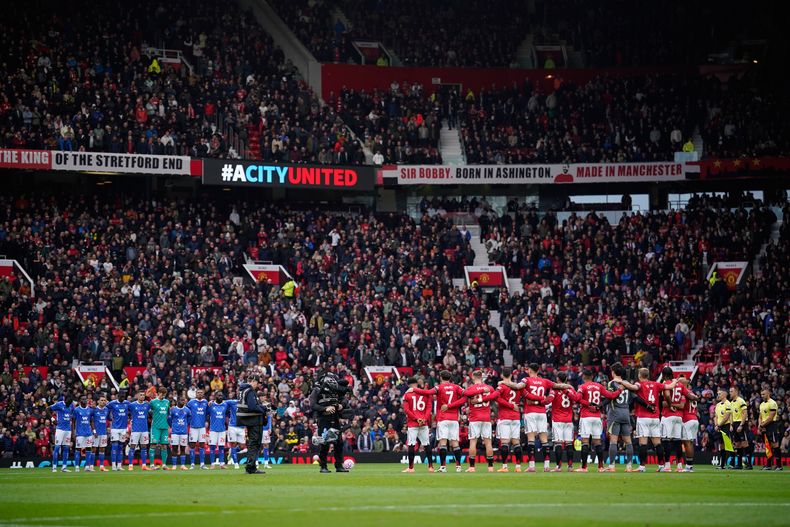 Jugadores observan un minuto de silencio en honor a las víctimas del ataque en una sinagoga antes del encuentro del Manchester United ante Sunderland en Old Trafford el sábado 4 de octubre del 2025. (AP Foto/Dave Thompson)