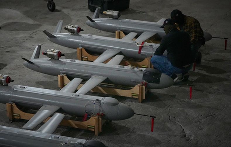 Miembros del servicio militar de inteligencia ucraniano preparan drones misiles Peklo (Infierno) contra Rusia en un lugar no revelado la noche del jueves 28 de mayo de 2026. (AP Foto/Efrem Lukatsky)