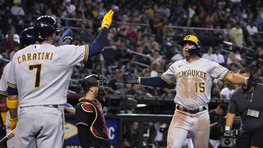 Taylor pega jonrón en la 10ma; Cerveceros ganan en Arizona