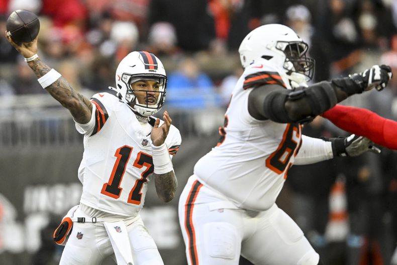 El quarterback de los Browns de Cleveland Dorian Thompson-Robinson busca lanzar el balón en el encuentro ante los Chiefs de Kansas City el domingo 15 de diciembre del 2024. (AP Foto/David Richard)