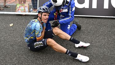 El ciclista español Luis León Sánchez es atendido tras una caída en la cuarta etapa del Tour de Francia, el 4 de julio de 2023. (David Ramos/Pool Foto vía AP)