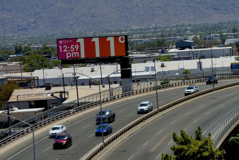 Una cartelera digital muestra una temperatura extraoficial en grados Fahrenheit, el lunes 17 de julio de 2023, en el centro de Phoenix. (AP Foto/Matt York)
