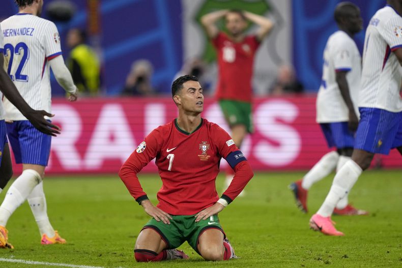 Cristiano Ronaldo, de la selección de Portugal, se lamenta tras dilapidar una oportunidad de gol en los cuartos de final de la Eurocopa ante Francia, el viernes 5 de julio de 2024, en Hamburgo, Alemania (AP Foto/Martin Meissner)