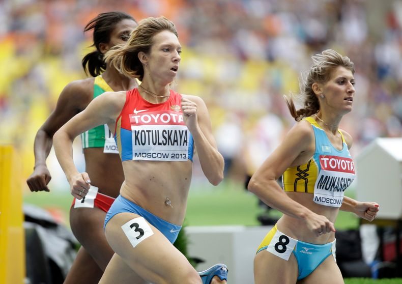 ARCHIVO - La rusa Elena Kotulskaya disputa los 800 metros en el Mundial de Atletismo en Moscú, el jueves 15 de agosto de 2013 (AP Foto/Anja Niedringhaus, archivo)